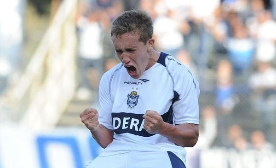 Un ex futbolista del Lobo tiene decidido volver al país y espera el llamado de la dirigencia