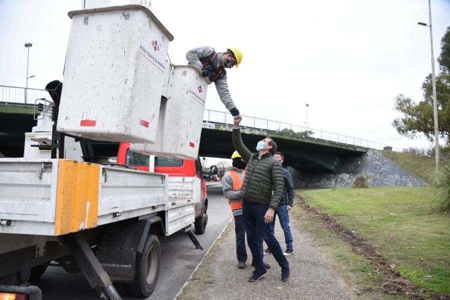 Avanza el plan de iluminación en las zonas más oscuras de La Plata