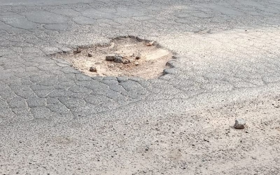 Vecinos platenses reclaman por un pozo en una zona de la ciudad