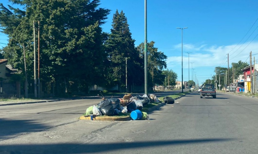 ”Esto es un desastre” La falta de recolección de residuos afecta a los vecinos de San Carlos
