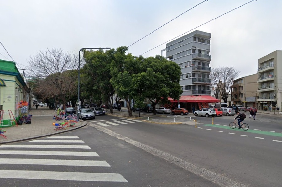 ”Con esto eliminan dos accidentes por semana”: El pedido de un platense para una triple esquina de Diagonal 73