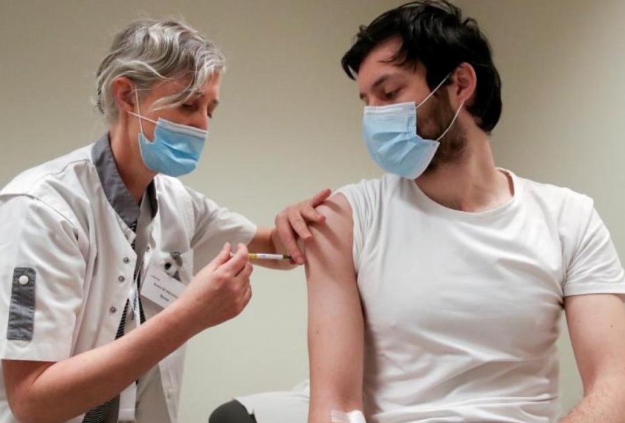 El 65,5% de la población mayor de 18 años ya recibió al menos una dosis de la vacuna