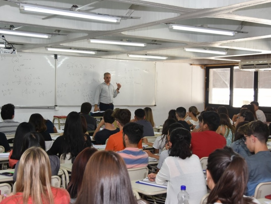 Marcha, conflicto y polémica en la UNLP: alumnos liberales se levantan contra los requisitos de la ”nueva presencialidad”