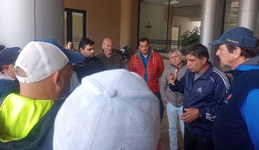 Cuidadores y vareadores le pidieron a Mariano Cowen que abra las pistas del Hipódromo de La Plata