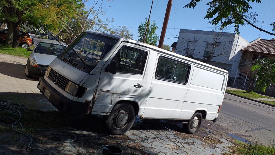 Es de Tolosa, busca trabajo con su camioneta y se la rebusca para sobrevivir el día a día