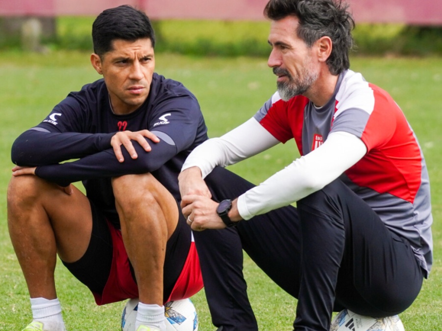 Una foto que habla: ¿en qué líderes se apoya Eduardo Domínguez y cómo construye su relación con el plantel?