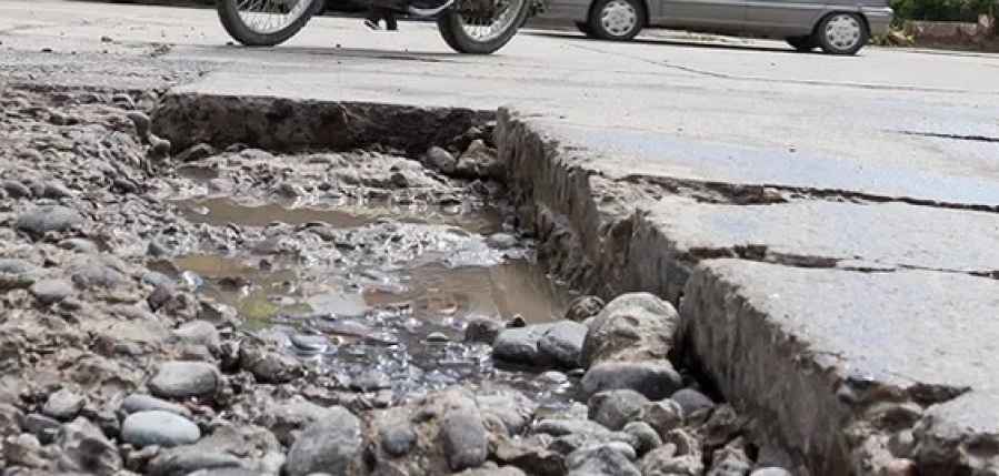 Vecinos de Los Hornos reclaman por los baches de varias cuadras