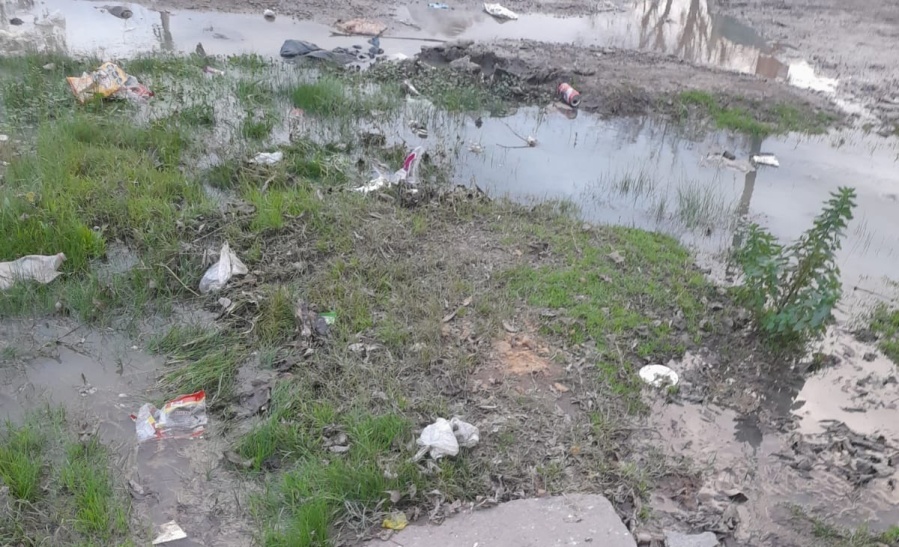 Vecinos de la zona de 54 y 118 reclaman por las cloacas que están “desbordadas hace dos días”