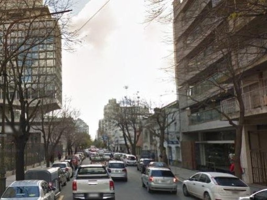 Dos jóvenes tomaban mate en la vereda y les robaron a punta de pistola en La Plata