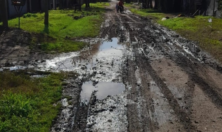 “Somos los olvidados de City Bell”: vecinos piden que mejoren las condiciones de una calle porque es un ”barrial”