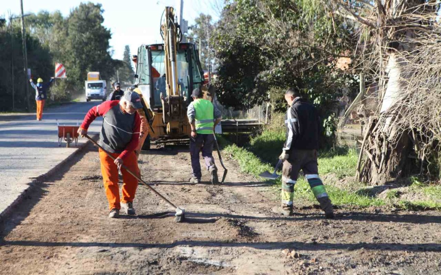 La Municipalidad de La Plata realiza tareas de pavimentación en Arana