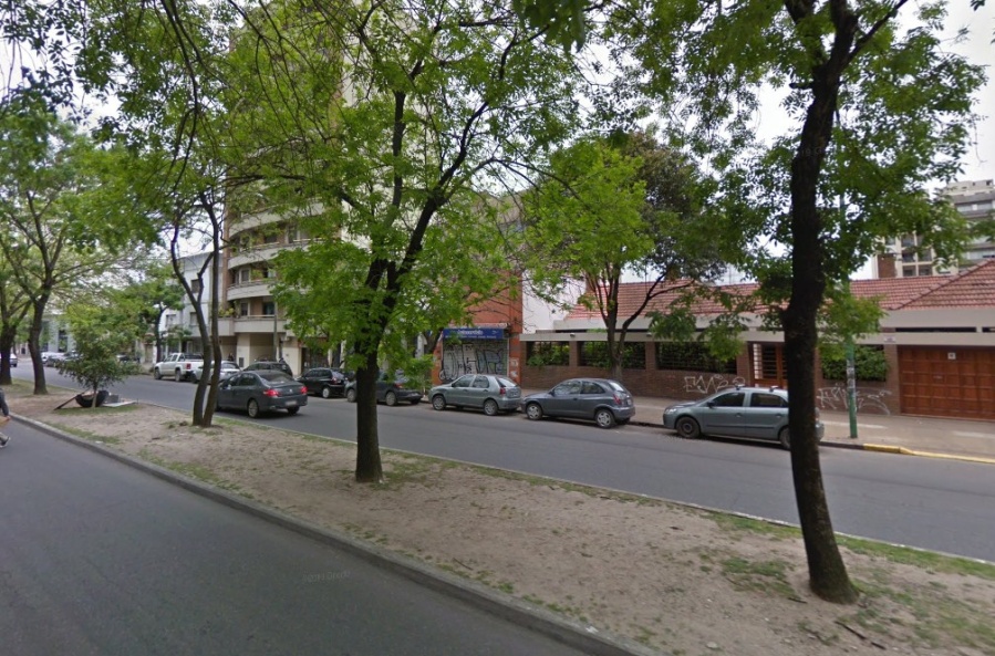 Le robaron el auto en plena Avenida 60 y quedó registrado en las cámaras de seguridad de la zona