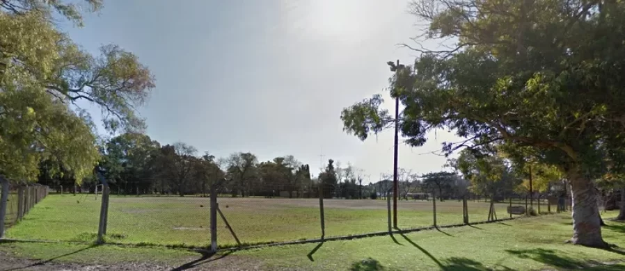 Se apagó “El Maracaná platense”: sacaron los arcos de la histórica cancha del Parque San Martín