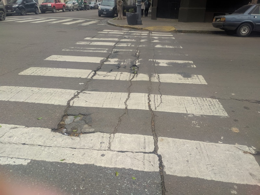 Alertan por grietas en un cruce peatonal en pleno centro de La Plata