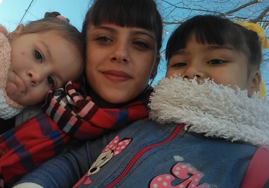 Su papá está preso, querían incendiarle su casilla en Los Hornos y con 20 años quiere cumplir su sueño: ”Quedé casi sola”