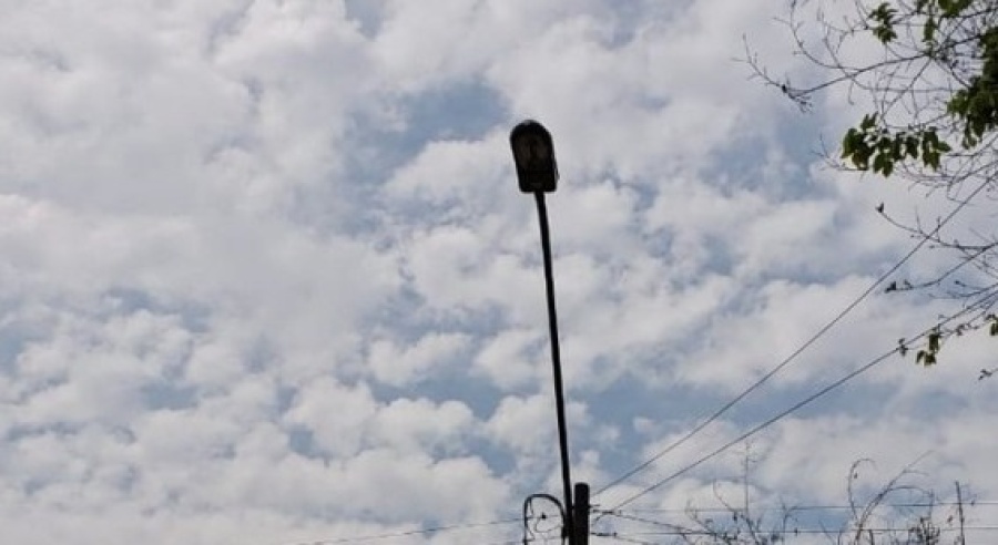 Varios vecinos de Gonnet reclamaron el estado de las luminarias: ”Estamos cansados”