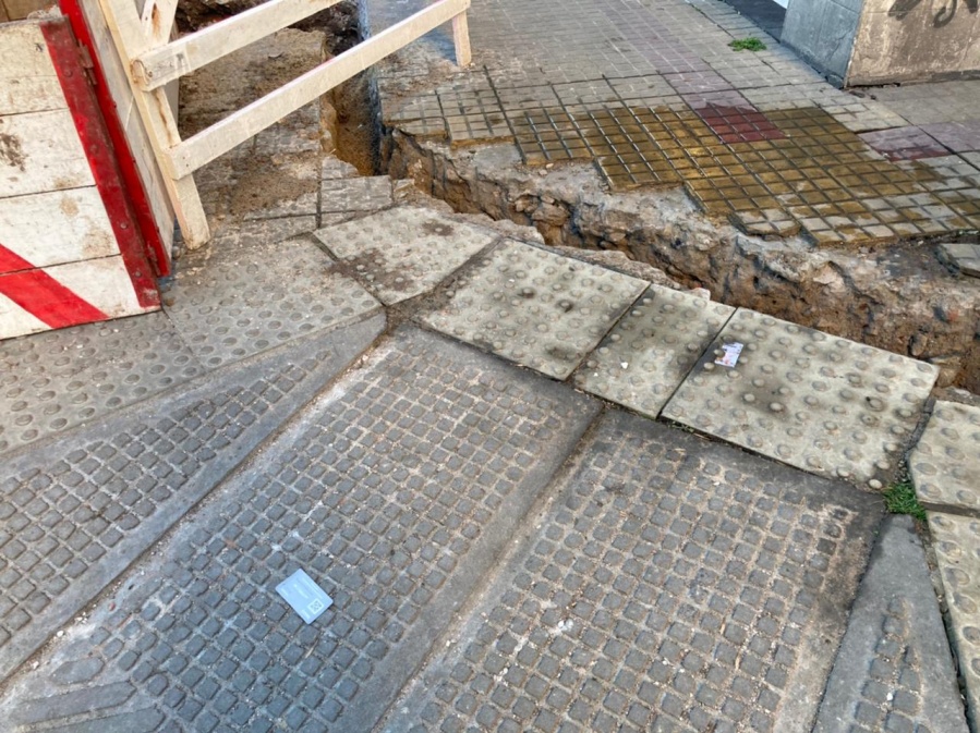 ”¿Cómo hago para pasar?”: El enojo de una mamá de La Plata por no poder subir a la vereda con el coche de su bebé