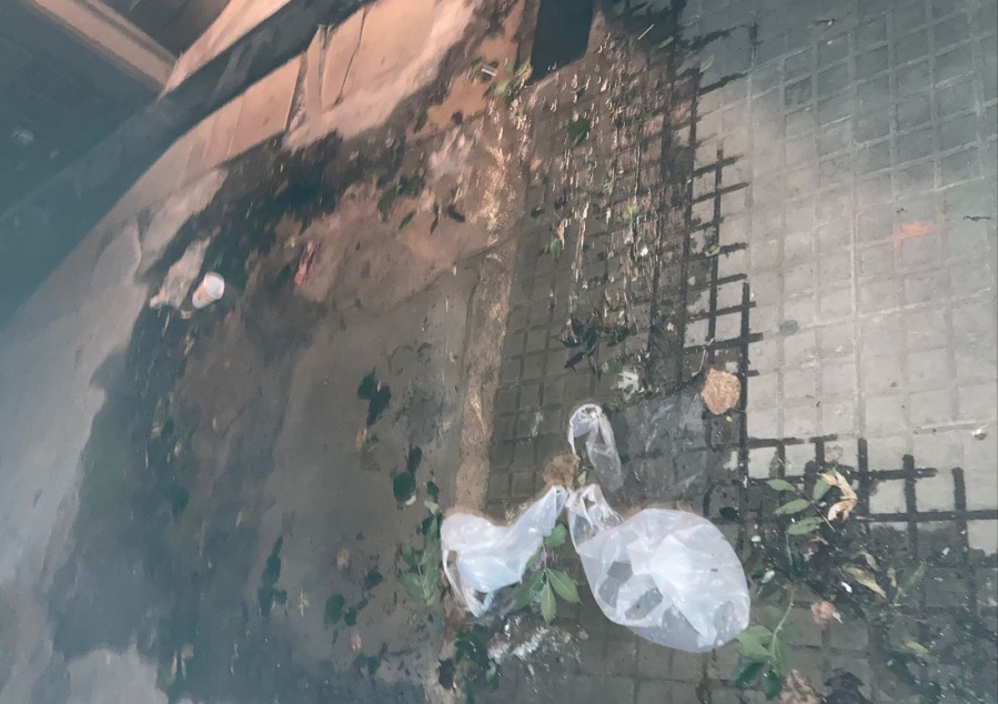 Una gran pérdida de agua tiene ”cansados” a los vecinos del centro de La Plata