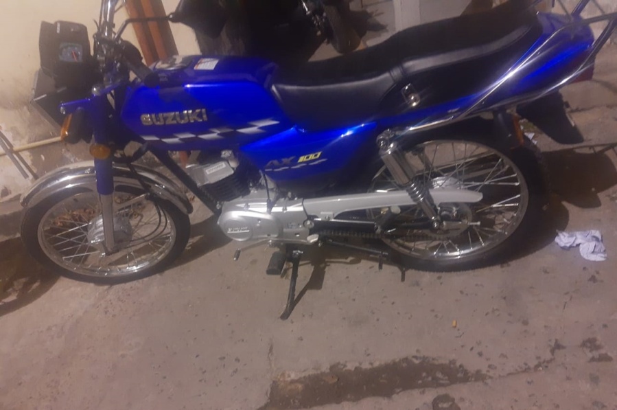 Delincuentes rompieron los vidrios de una concesionaria y se robaron dos motos 0km en La Plata