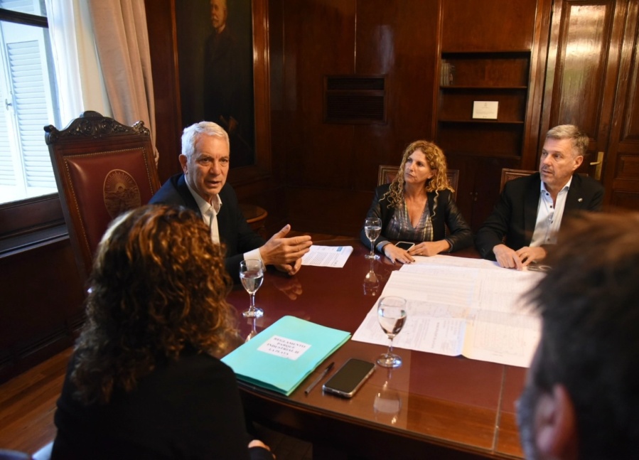 Alak firmó la escrituración del Parque Industrial La Plata II y crece la expectativa por la radicación de nuevas empresas