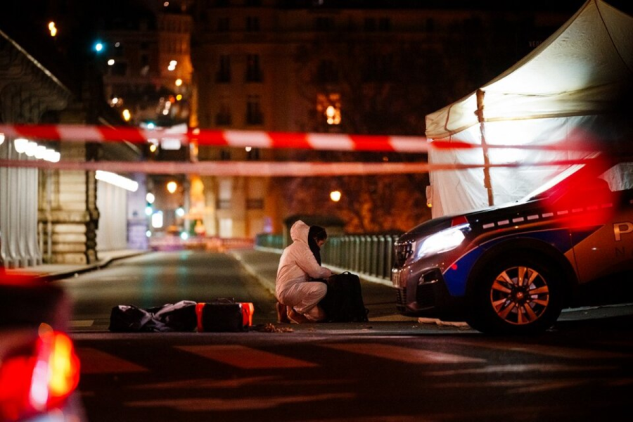 Al grito de “Alá es grande”, un extremista islámico atacó a puñaladas a turistas en la Torre Eiffel: mató a una persona