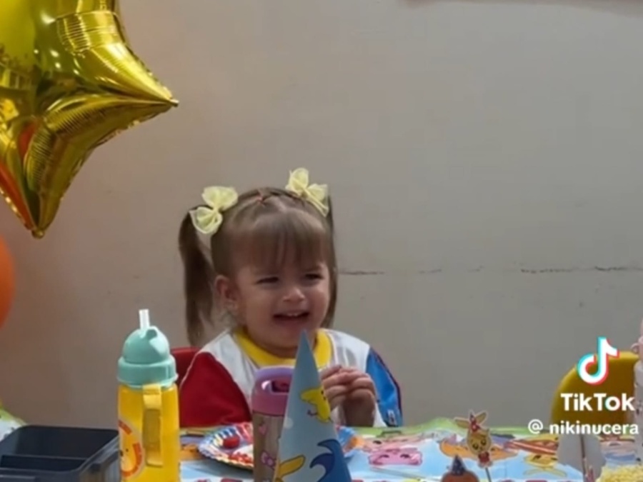 Sorprendieron a su hija por su cumpleaños de dos años y su reacción llenó a todos de ternura