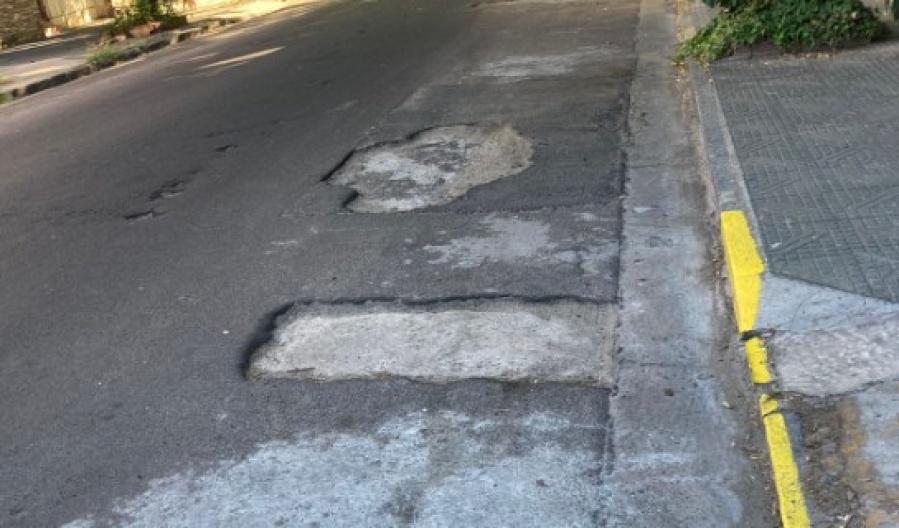 El estado de una calle tiene mal a los vecinos de barrio Norte: ”Esto no puede ser”
