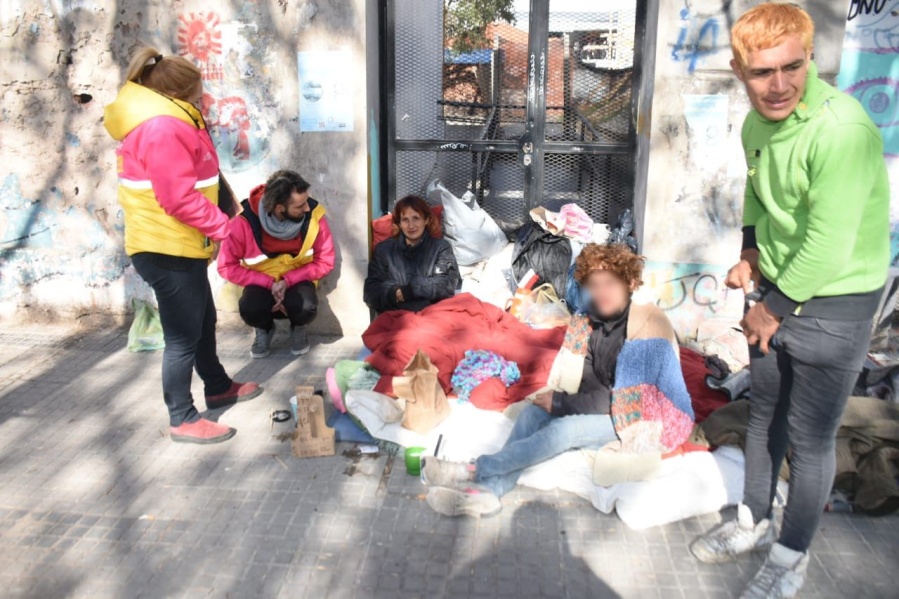 Está embarazada, tiene un chiquito con una discapacidad y junto a su esposo buscan ayuda en La Plata: ”No podemos seguir así”