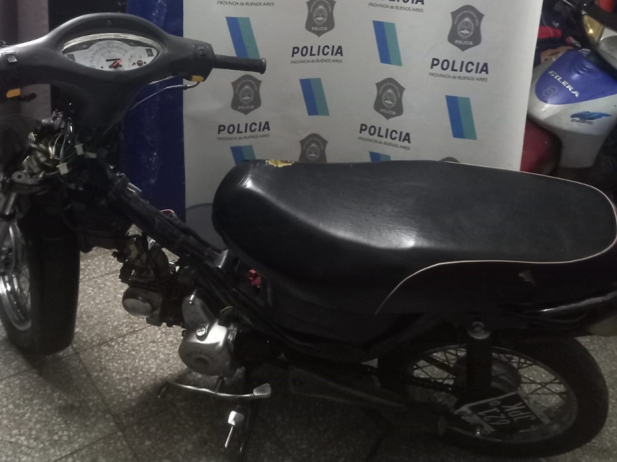 Lo demoraron en La Plata por exceso de velocidad y descubrieron que andaba en una moto robada