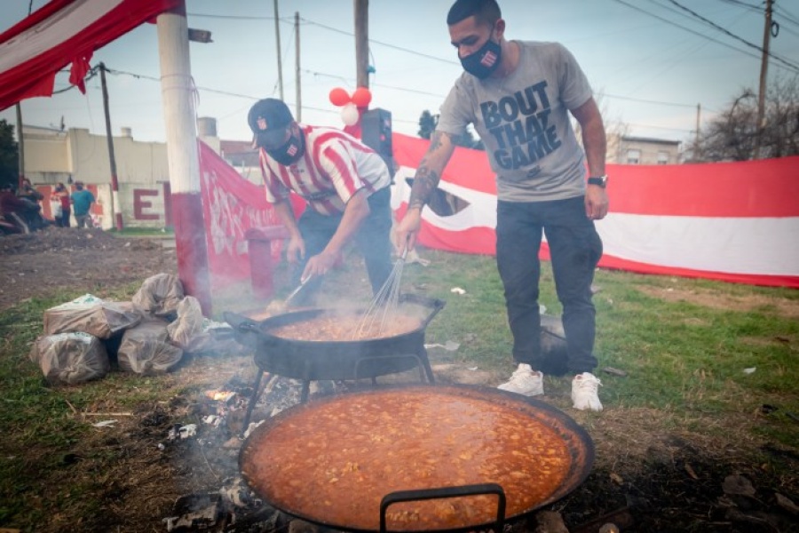 Para celebrar un nuevo aniversario de Estudiantes, preparan más de 70 ollas populares