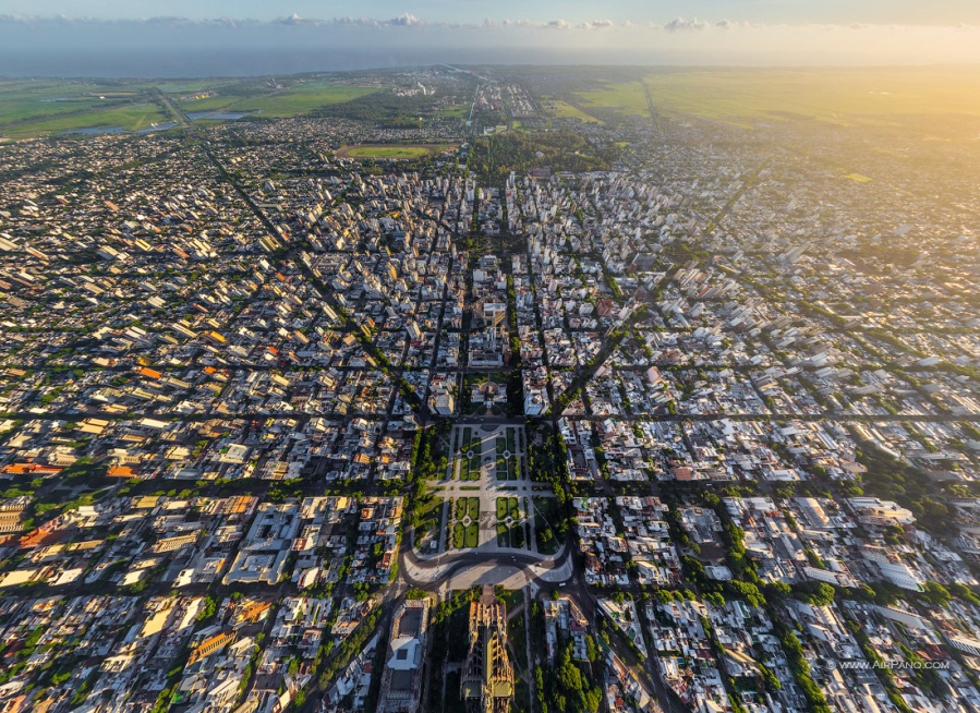 ”Empieza en el agua, muere en el Cementerio”: La historia de una de las diagonales más transitadas de La Plata