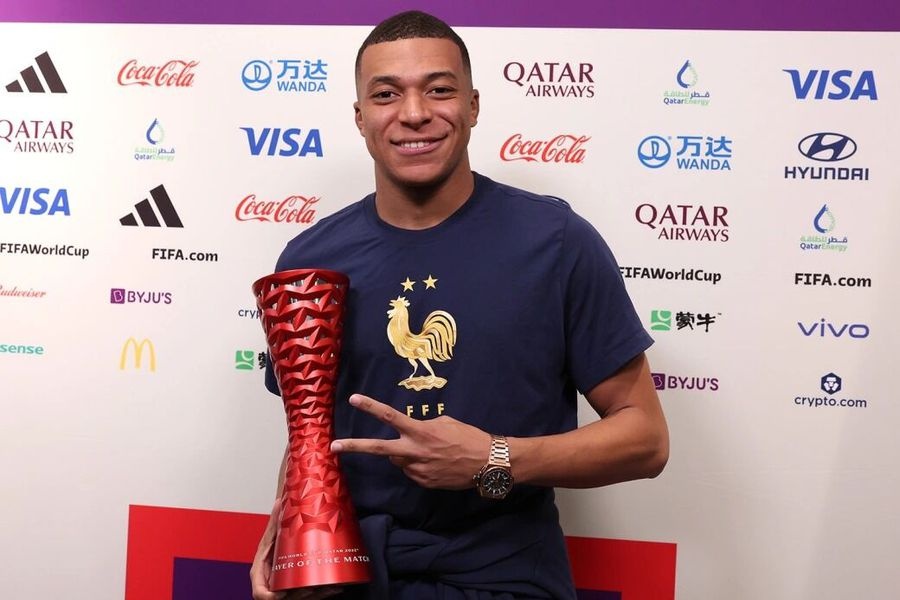 ¿Por qué Mbappe tapa el logo de la marca que entrega el premio al mejor jugador del partido?