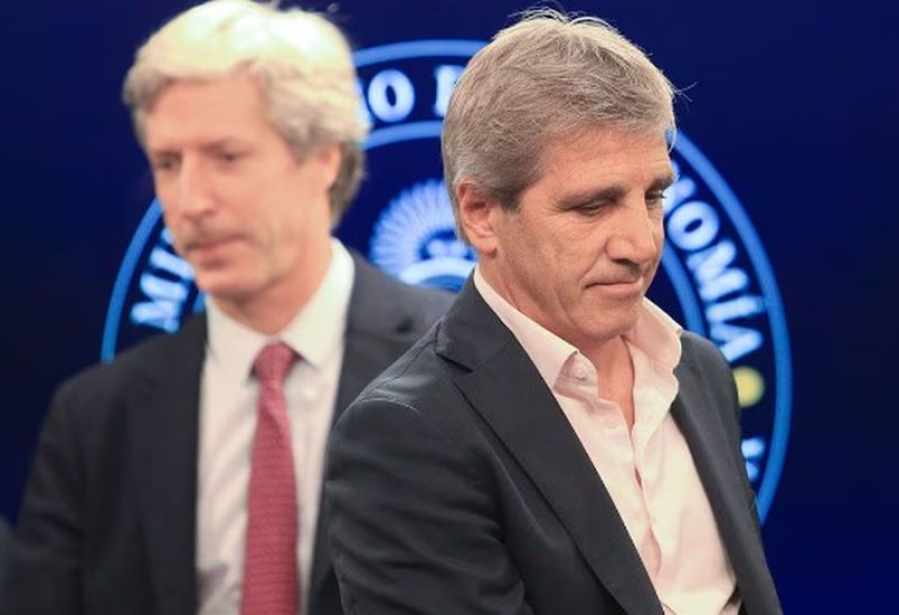 Caputo se apoya en el hit de Luis Fonsi para sacar el cepo al dólar