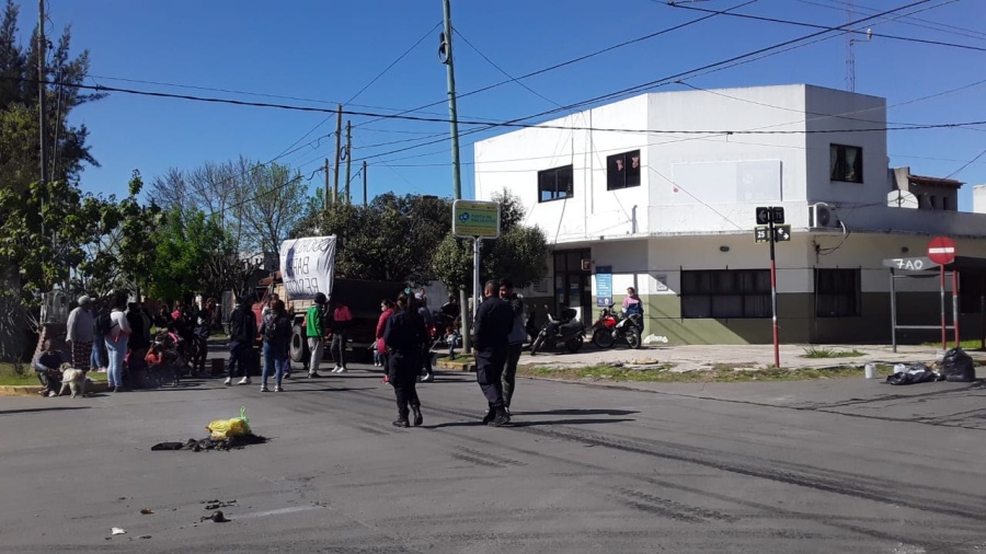 ”Nunca cumplen con lo que prometen”: Vecinos de Puente de Fierro piden que arreglen las calles