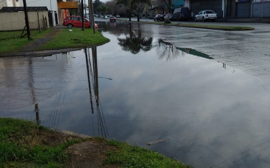 En una cuadra de Tolosa denuncian que la calle se llenó de agua y piden una solución