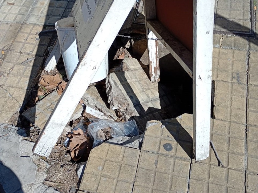 El mal estado de la vereda en La Plata preocupa a los vecinos: ”Es un peligro caminar por la vereda”