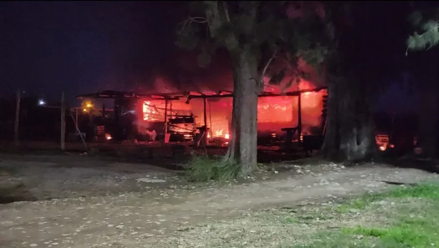 Se incendió un almacén de garrafas en Arana