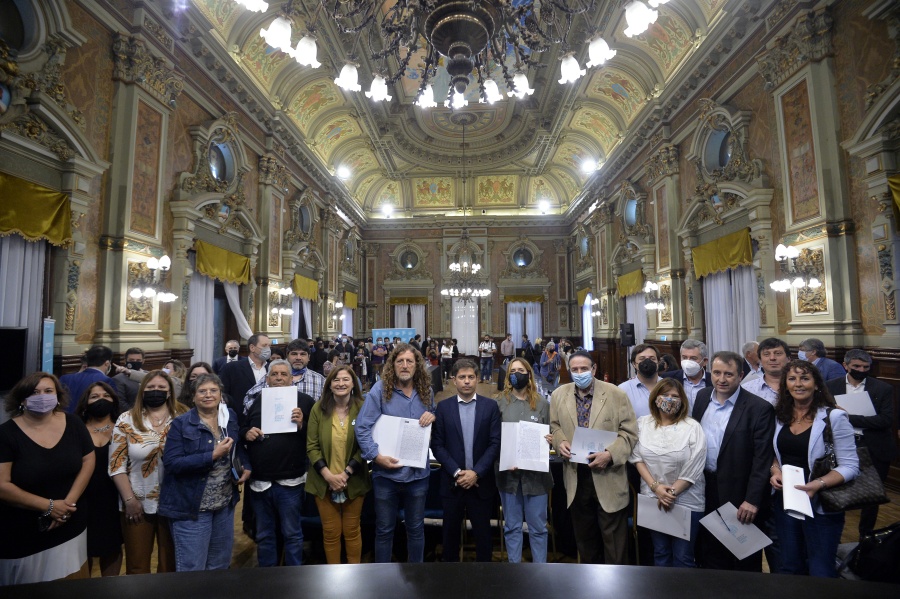 Amplían la licencia por maternidad y paternidad para estatales en territorio bonaerense