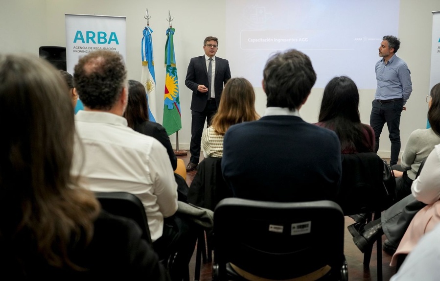 Santiago Pérez Teruel encabezó una capacitación sobre el funcionamiento del sistema tributario para los agentes ingresantes