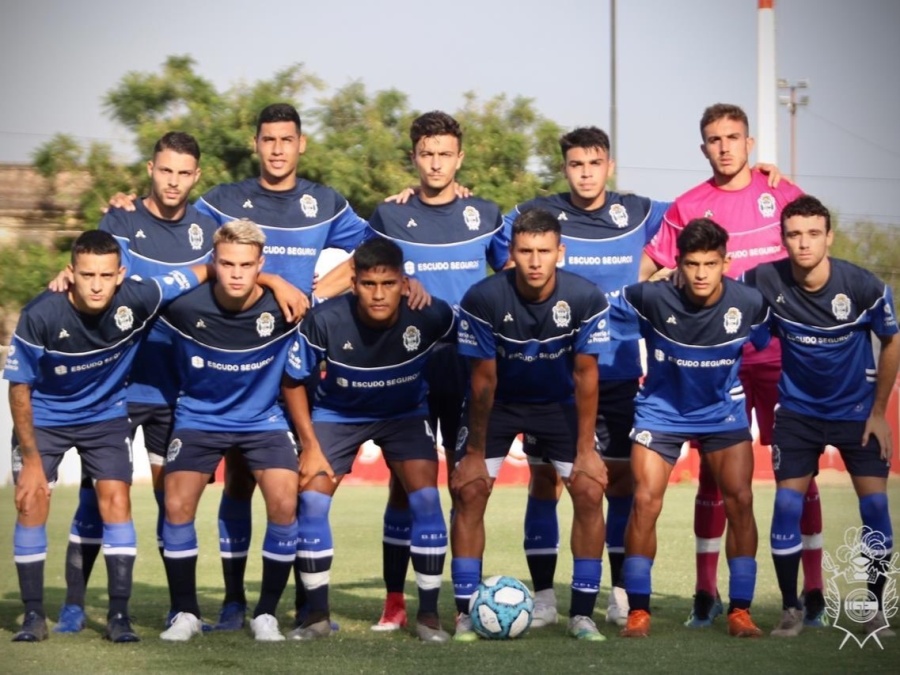 Se formó en el Lobo, es hincha del club, no llegó a debutar y fue anunciado como refuerzo de una particular institución