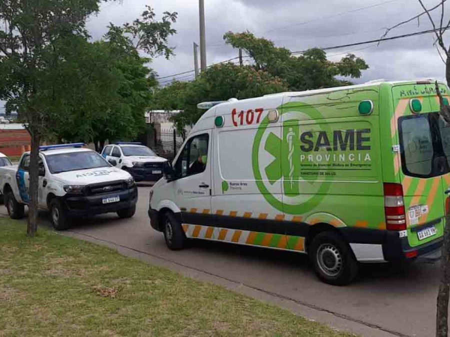Accidente en Gonnet: dos jóvenes heridos tras el choque entre una moto y un auto