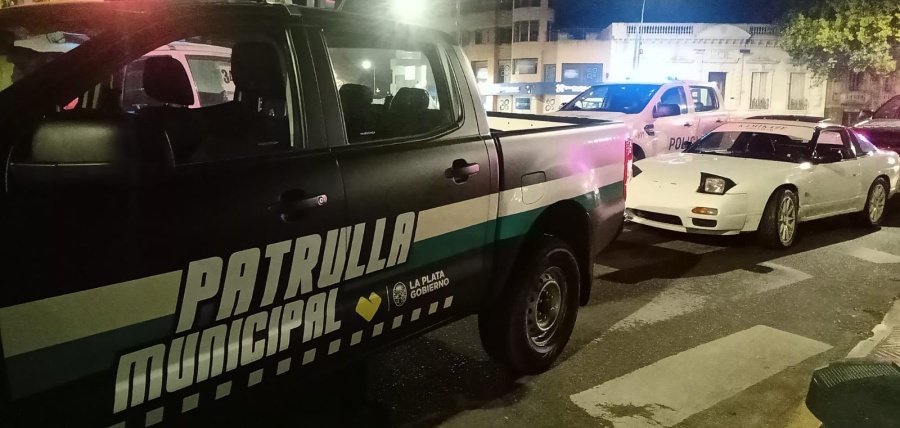 Manejaban borrachos delante de una patrulla municipal en Plaza Moreno y los detuvieron