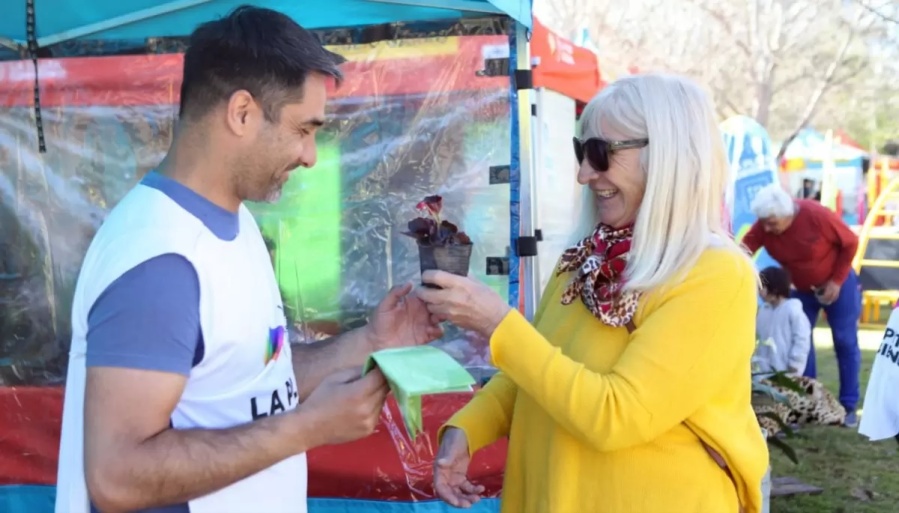 Villa Castells disfrutó del programa ”Barrio por Barrio”: ”Pudieron cortarse el pelo, y vacunar a sus mascotas gratis”