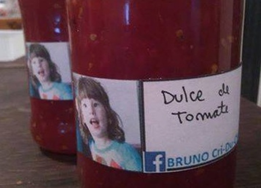 Juntan frascos y vende mermeladas en La Plata para ayudar a su hijito que tiene una rara enfermedad