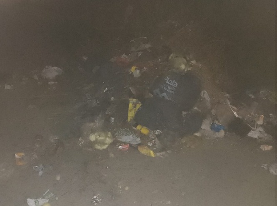 Vecinos de Los Hornos reclaman por un basural