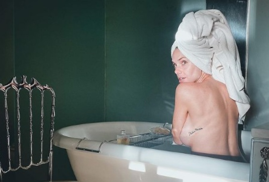 Desde la bañera, Julieta Nair Calvo despidió sus 32 años