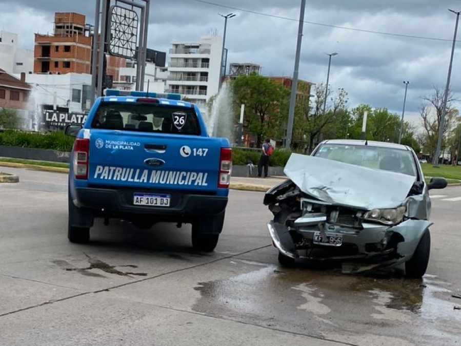 Accidente en La Plata: dos autos chocaron en 13 y 32 y uno casi entra a un local