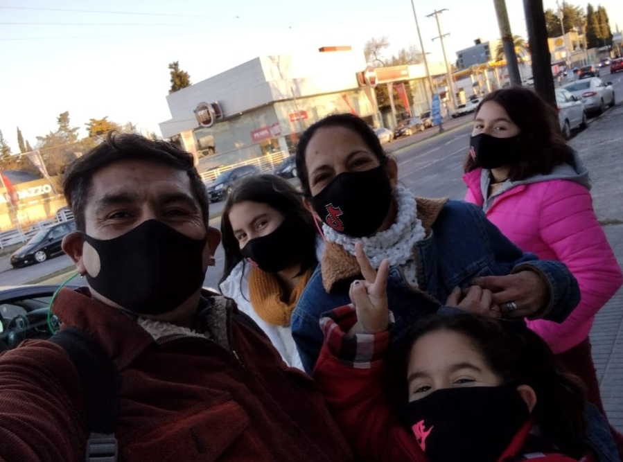 Con tiros y amenazas, sus papás le quieren sacar su casa de La Plata: “Nos van a prender fuego con mis hijitas adentro”