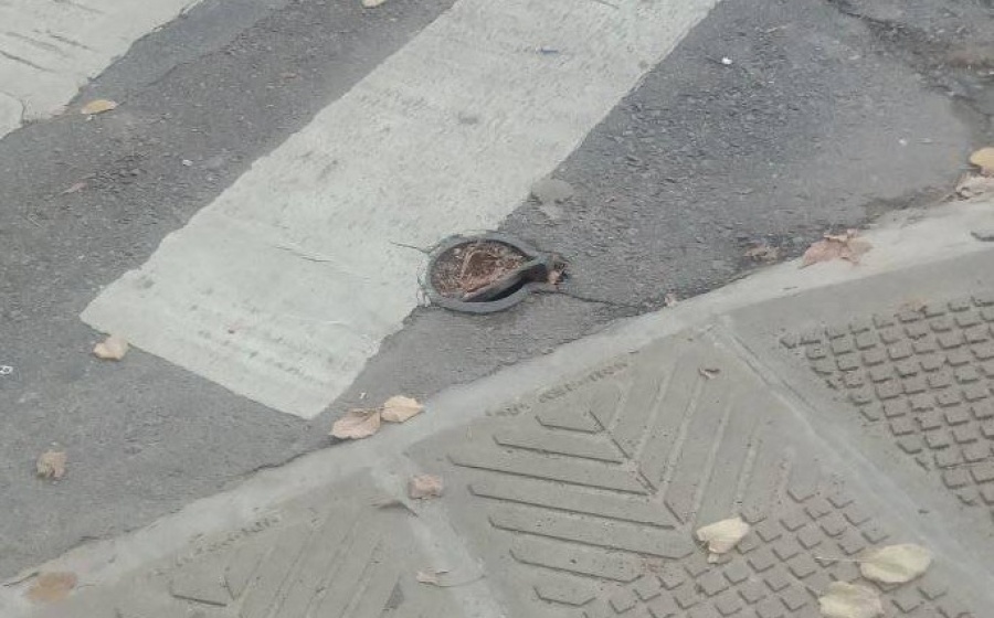 Vecinos alertaron por la situación de una tapa en 7 y 57 donde se ubica la rampa para personas con discapacidad