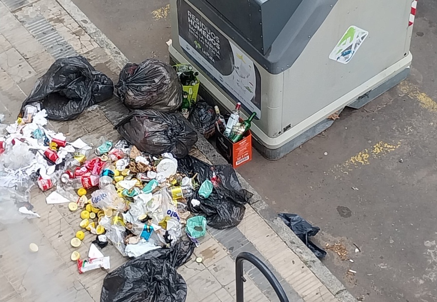 En la zona de 53 y 9 se quejan de la basura acumulada y piden que “pongan un contenedor más”